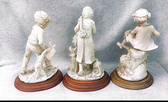 Ensemble de 3 statues de Capodimonte, vintage, en bon état – Sculptures, Porcelain, Wood (photo 3 of 8)