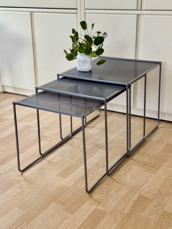 Image 1 of Ensemble de 3 tables gigognes vintage postmodernes en acier perforé, années 1980