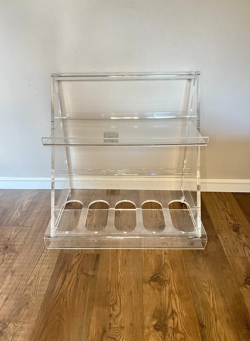 70er Jahre Space Age/Atomic Age Servierwagen aus Lucite/Acrylglas auf Chromrollen mit 5 Flaschenfächern und Servierplatte
