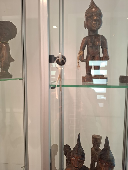 2 vitrines en forme de pilier avec lumière et serrure 210cm de haut
