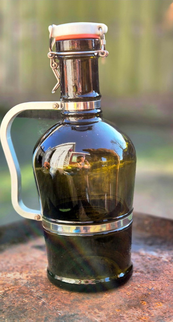 Image 1 of Gourde à bière vintage en verre ambré de 2 litres avec poignée en métal