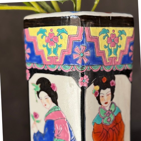 Image 1 of Vintage Zeshoekige Vaas – Kleurrijk Aziatisch Decor – ca. 1960–1980 – 35 cm – Sculpturaal Keramiek