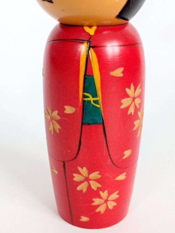 Image 1 of Poupée Kokeshi vintage, figurine en bois d'art populaire japonais, à motif floral rouge, style Wabi-Sabi
