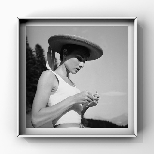 1x Zu verkaufen: Kunstdruck - Audrey Hepburn auf dem Bürgenstock (um 1954)