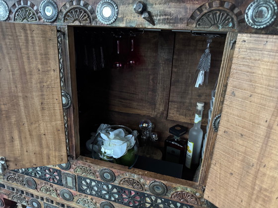 Image 1 of Antiker Hochzeitsschrank aus Rajasthan (Indien) – handgeschnitzter Barschrank mit Spiegeln