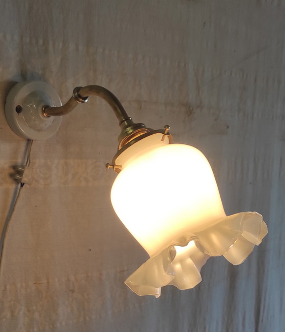 Image 1 of Wandlamp met zwanenhals van messing, porselein en opaalglas - midden 20e eeuw