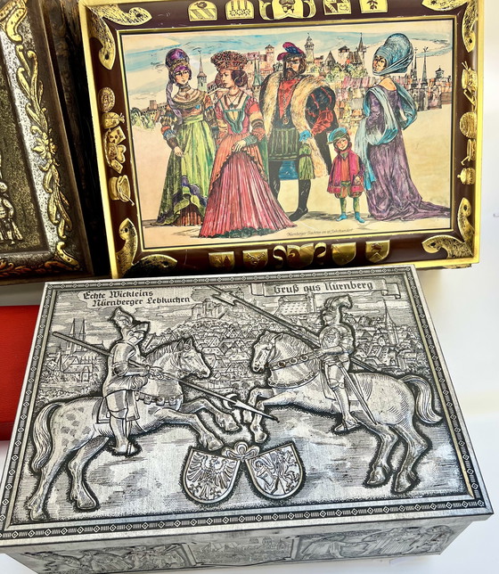 Image 1 of Juego de 6 latas de pan de jengibre nostálgicas – Lebkuchen Schmidt & Wicklein, Nuremberg, ca. 1950-1970