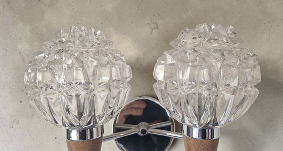 Image 1 of Applique doppia in stile scandinavo - Vetro scolpito e legno di teak - Anni '60