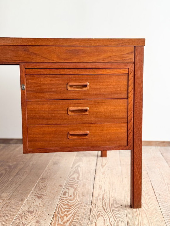 Image 1 of Scrivania direzionale in teak di metà secolo con intarsi in pelle