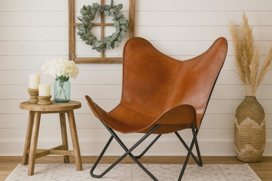 Image 1 of Silla mariposa de cuero hecha a mano, asiento de salón moderno de mediados de siglo, silla de hombro beige