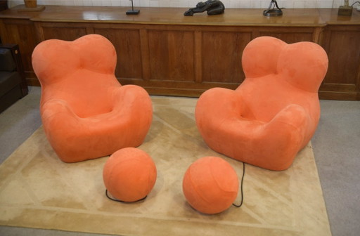 Pair of "Mamma" Armchairs with Footrests After Gaetano Pesce – fauteuils, Textile