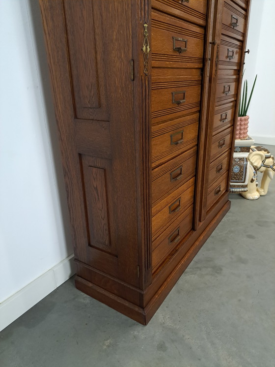 Image 1 of Ancienne commode d'archives en bois