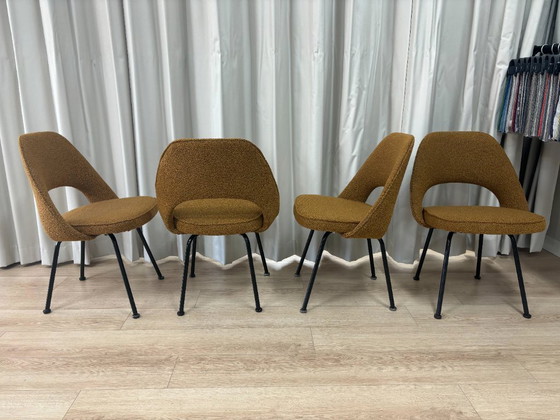 Image 1 of Juego de 4 Sillas Knoll Saarinen | Bouclé Amarillo Ocre | Recién tapizadas