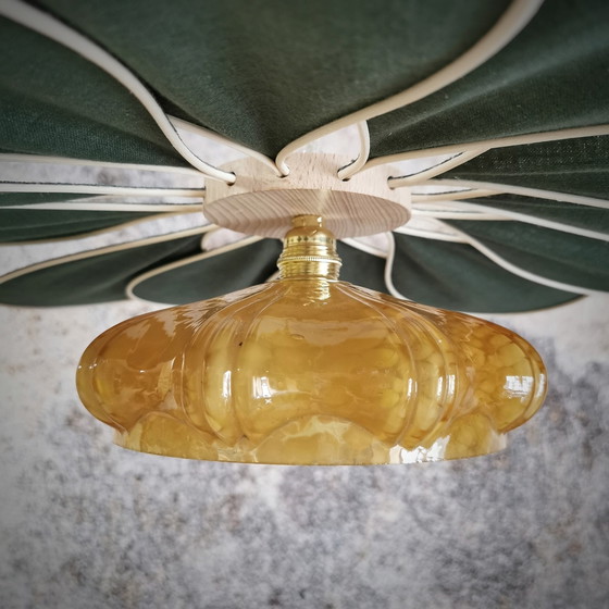 Image 1 of Lampada a sospensione a forma di fiore in rattan e lino color verde abete – Artisan Lighting