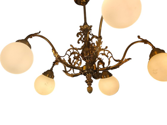Image 1 of Große Messing-Hängeleuchte im Hollywood-Regency-Stil – 5-flammig mit Opalglas (Ø ca. 92 cm)