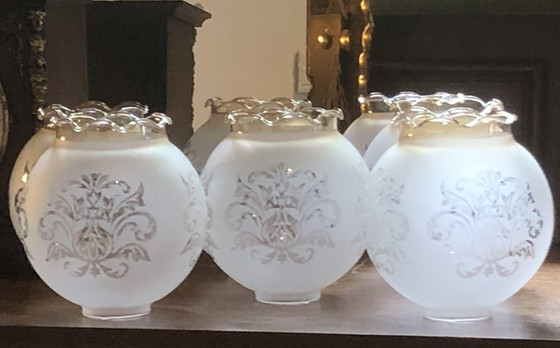 Image 1 of Lot de 8 globes en verre Art Deco, motif floral et bord festonné irisé doré