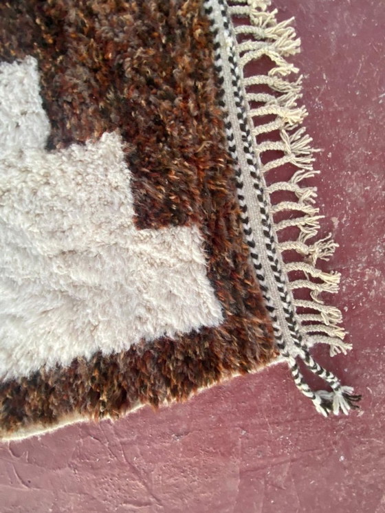Image 1 of Groot handgemaakt Beni Ouarain tapijt 300×200 cm – Marokkaans Berber wollen tapijt – Minimalistisch ivoor & bruin patroon