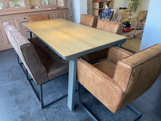 Image 1 of 4 chaises de salle à manger et un canapé assorti