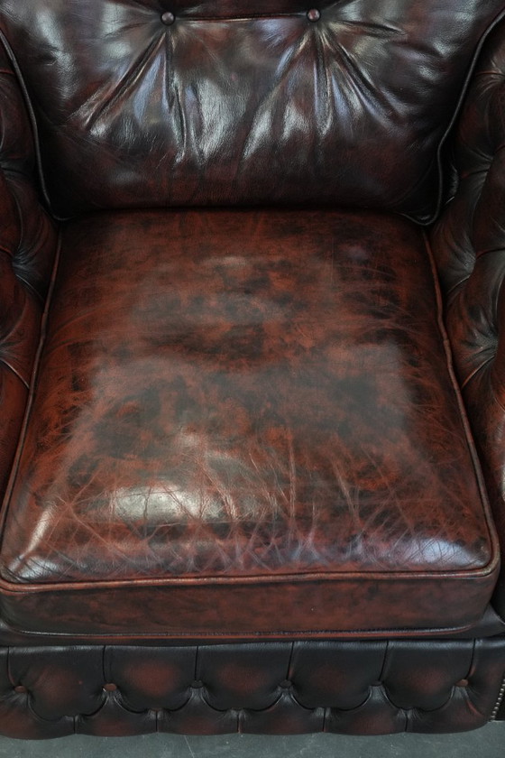 Image 1 of 2 Chesterfield-Sessel im englischen Stil mit rotem, geflammtem Rindslederbezug in gutem Zustand