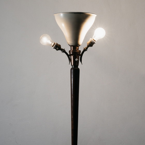 Image 1 of Giuseppe Ostuni Attr. Staande lamp met driepootvoet, jaren 1950, hout en messing.