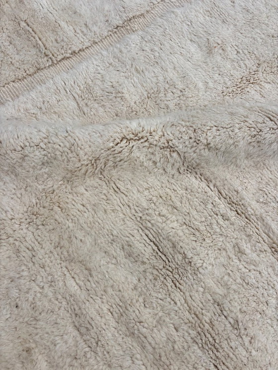 Image 1 of Extra groot Marokkaans Mrirt wollen tapijt 240x350 cm – Wit minimalistisch geometrisch ontwerp