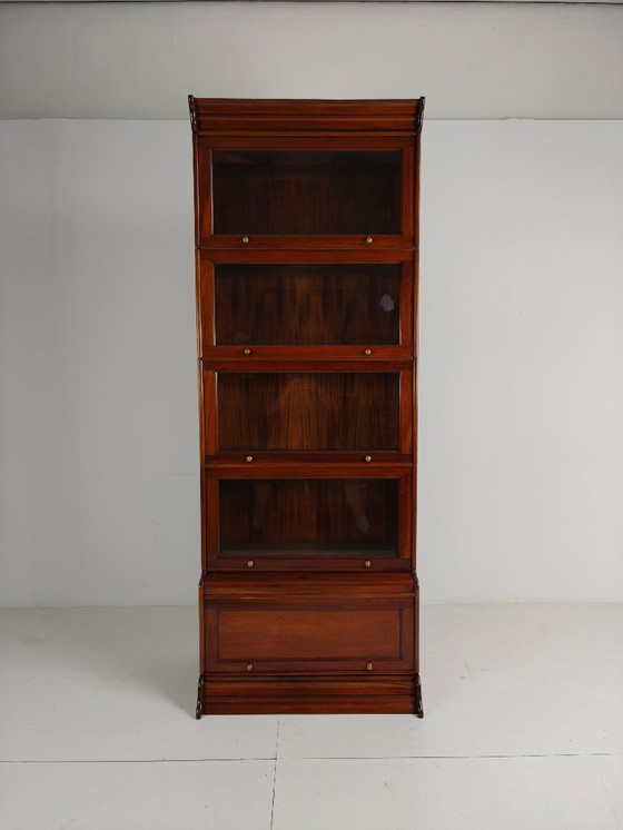 Image 1 of Boekenkast in Globe-Wernicke Stijl – Mahonie – Facetgeslepen Glas