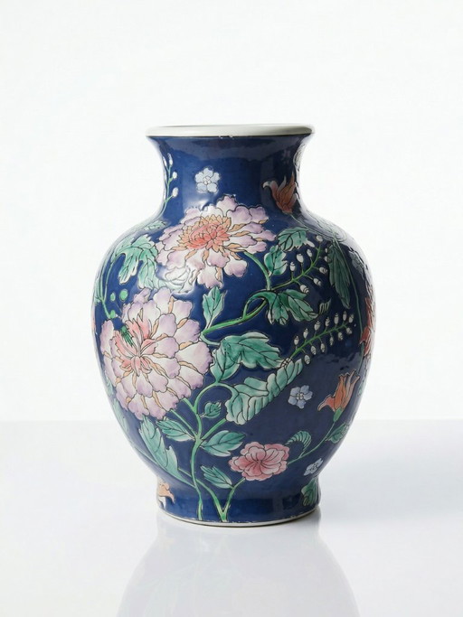 Large baluster-shaped vase in Chinese porcelain with vintage floral decoration from the 1970s-80s
