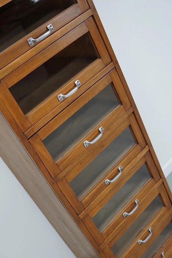 Image 1 of Armoire/vitrine de mercerie vintage allemande en hêtre/chêne, années 1950