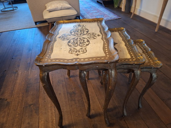 Image 1 of Vintage Florentijnse bijzettafels set van 3 goud en crème Italiaans Hollywood Regency-meubilair