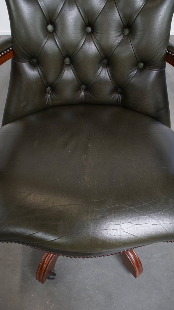 Image 1 of Sedia da ufficio chesterfield in pelle di vacchetta verde in stile inglese su rotelle