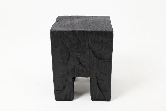 Image 1 of Table d'appoint/tabouret rustique sculptural, en chêne noir brûlé, sculpté, pièce unique, Logniture