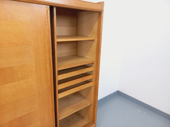 Image 1 of Guillerme et Chambron vintage massief eiken kast uit de jaren 60 en 70