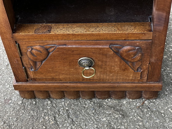 Image 1 of Art-Deco gesneden houten en marmeren nachtkastje
