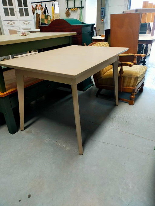 Table de salle à manger (couleur taupe clair)
