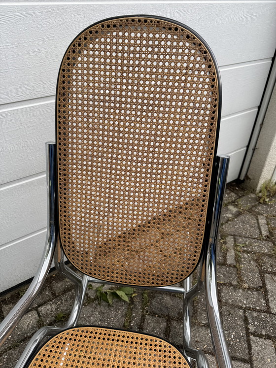 Image 1 of Sedia a dondolo vintage in stile Marcel Breuer con struttura cromata e seduta in vimini.