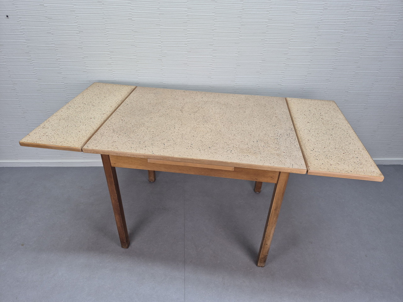 Uitschuifbare eetkamertafel. Vintage uitklapbare tafel.