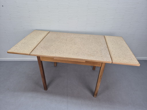 Uitschuifbare eetkamertafel. Vintage uitklapbare tafel.
