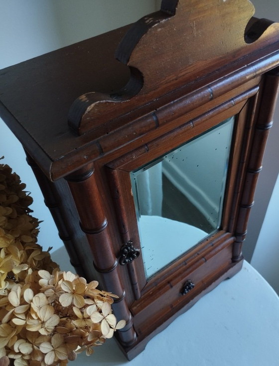 Image 1 of Ancienne armoire de poupée Art Nouveau - Armoire à pharmacie faux bambou 1900