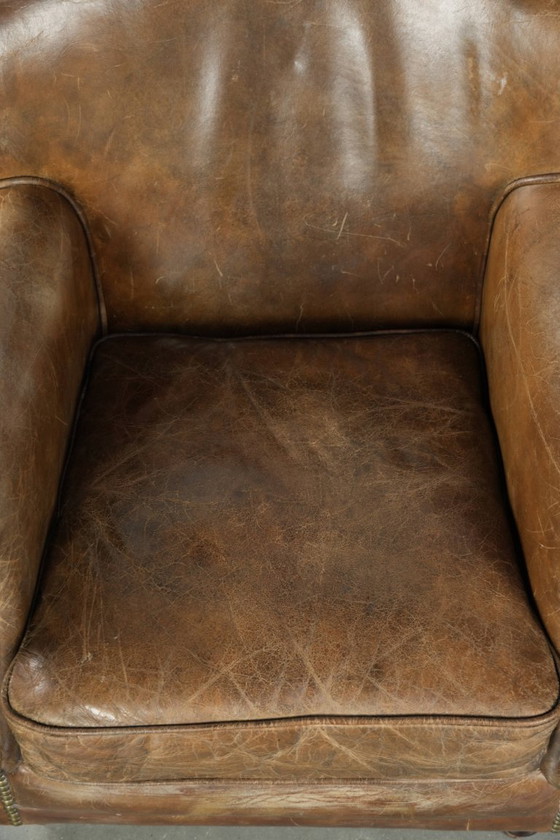 Image 1 of Stoere rundleren fauteuil in een mooi subtiel formaat met een prachtig patina