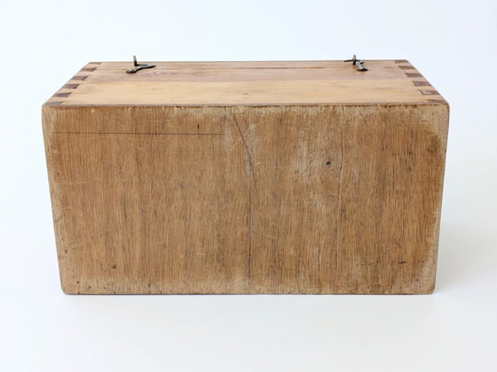 Image 1 of Scatola di stoccaggio antica in legno di pino con cerniere in ottone | Stoccaggio decorativo d'epoca