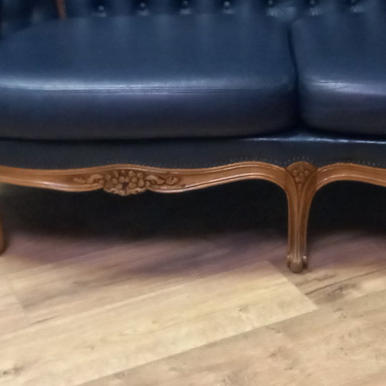 Image 1 of Irresistibile divano Chesterfield vittoriano a due posti in blu navy: un vero colpo d'occhio!