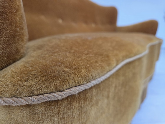 Image 1 of Canapé danois 3 places des années 1960, velours d'ameublement jaune miel, bois de hêtre