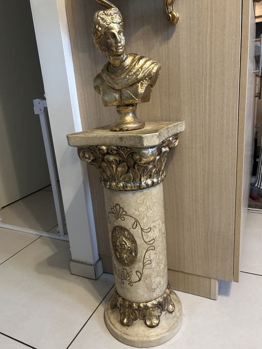 Colonne en porcelaine avec statue