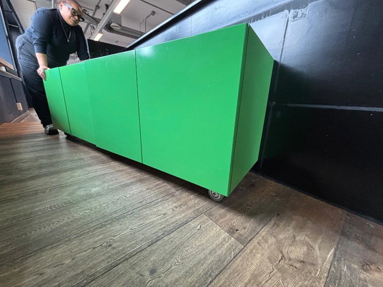 Image 1 of Aparador de 4 puertas verde brillante