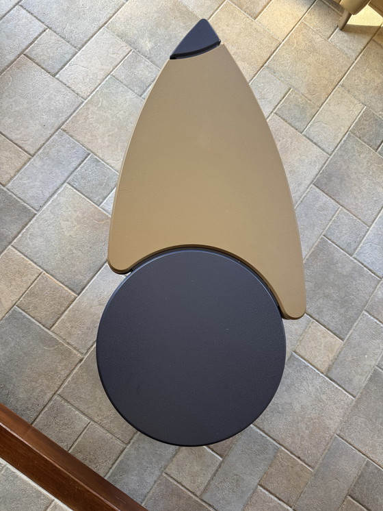 Image 1 of Table basse LeoLux des années 90 avec meuble à volet roulant ; plateaux couleur or sable et bleu foncé