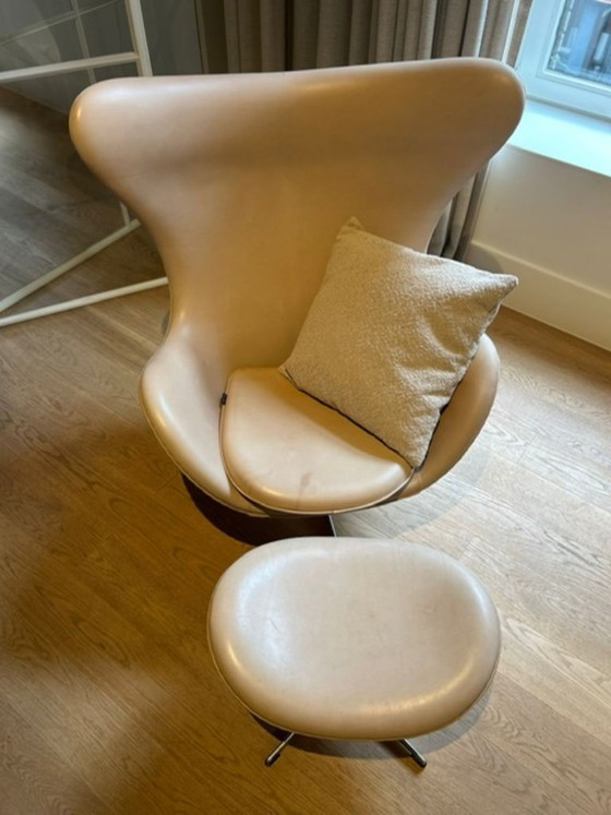Image 1 of Fauteuil Egg de Fritz Hansen avec repose-pieds inclus