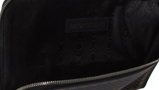 Gucci, Clutch con cerniera in pelle nera Guccy x SEGA (photo 6 of 12)