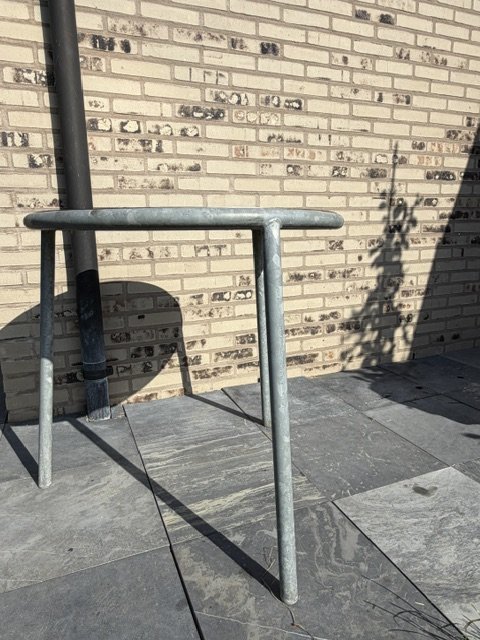 Image 1 of Table de jardin ronde fabriquée à partir de matériaux d'avions recyclés | Ø 70 cm | Hauteur 70 cm