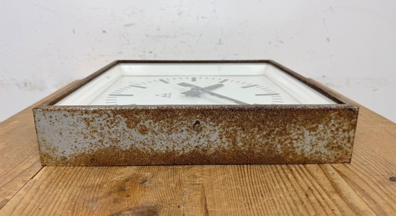 Image 1 of Grijze roestige industriële vierkante wandklok van Pragotron, jaren 70