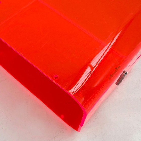 Image 1 of Fluo roze plexiglas bijzettafel, jaren 80